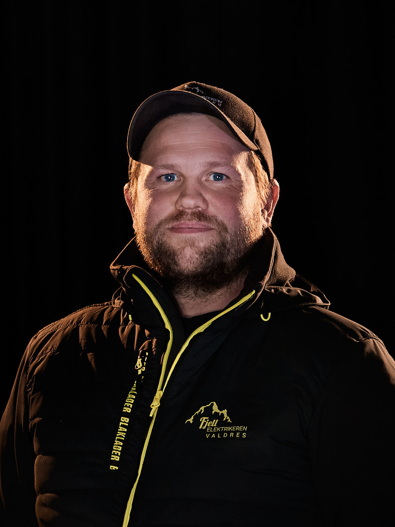 Mann med svart caps og svart jakke